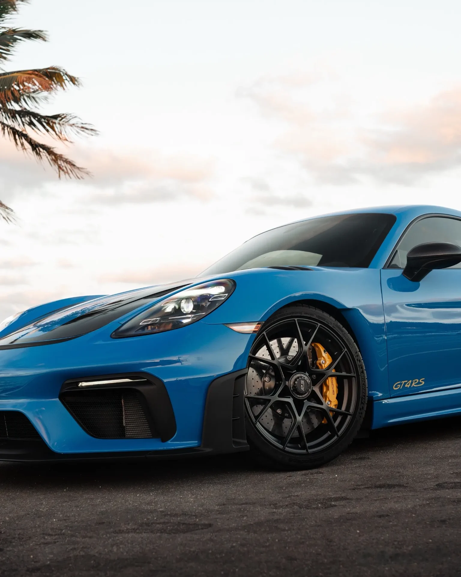 GT4 RS forged wheel and yellow ceramic brakes
